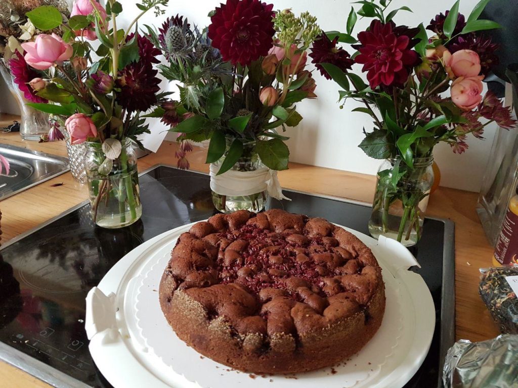 Letzte Vorbereitungen daheim - Schoko-Kirsch-Kuchen und Blumendeko